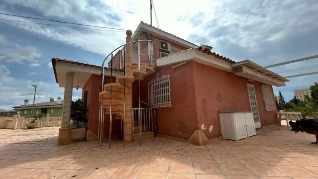 Просторный дом с бассейном на берегу моря в городе Бенидорм