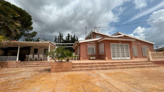 Просторный дом с бассейном на берегу моря в городе Бенидорм