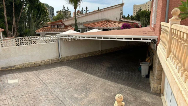 Просторный дом с бассейном на берегу моря в городе Бенидорм