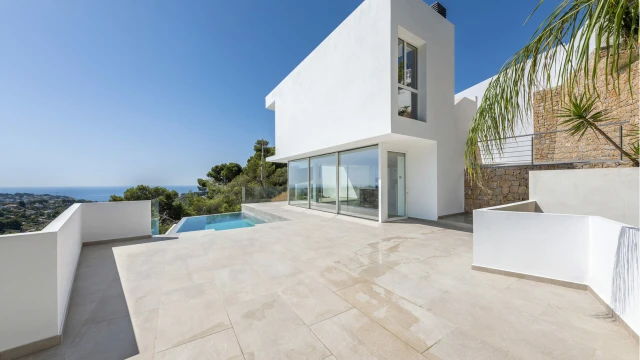 Современная вилла с бассейном на берегу моря в городе Benissa