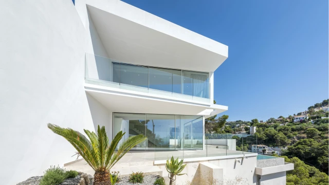 Современная вилла с бассейном на берегу моря в городе Benissa