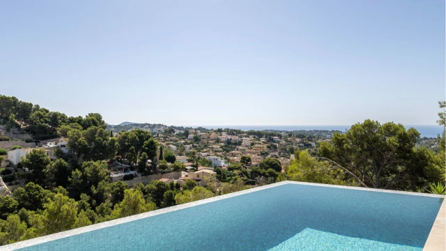 Современная вилла с бассейном на берегу моря в городе Benissa
