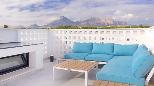 Комфортабельная просторная вилла с бассейном от застройщика в Alfaz del Pi