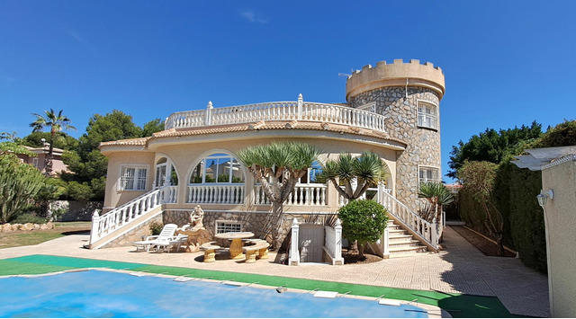 A separate two-story villa in the city of Torrevieja - 12