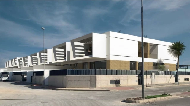 Современная вилла в два этажа с бассейном в городе Dolores