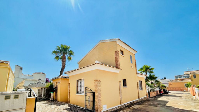 Comfortable house with a large plot at the foot of the mountain in Fuente Alamo - 4