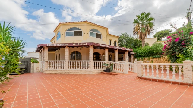 Дом с рестораном в Ла Нусии