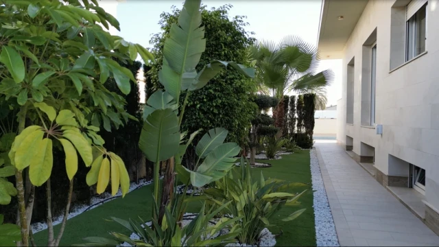 Вилла с пятью спальнями на берегу Средиземного моря в Ориуэла Коста