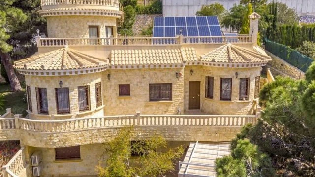 Шикарная вилла на берегу моря в городе Campoamor