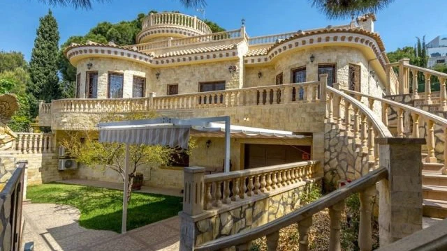 Шикарная вилла на берегу моря в городе Campoamor