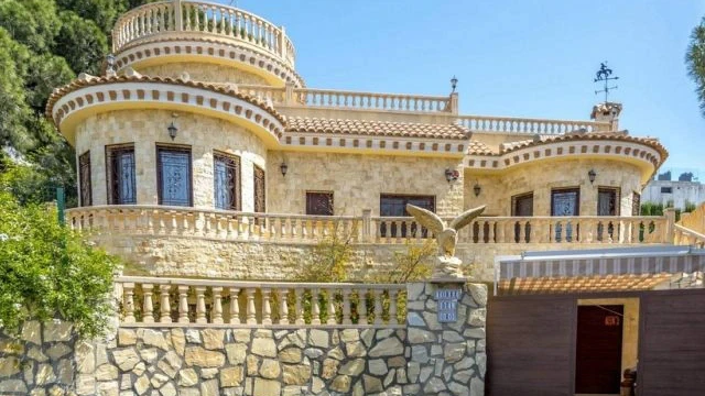 Шикарная вилла на берегу моря в городе Campoamor