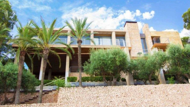 Большая вилла на берегу моря в городе Campoamor