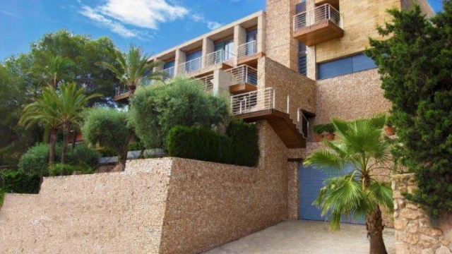 Большая вилла на берегу моря в городе Campoamor