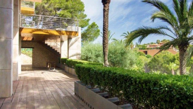 Большая вилла на берегу моря в городе Campoamor