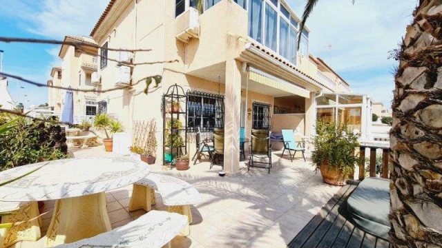 Двухэтажный дуплекс с видом на море в лучшем районе Агуас-Нуэвас