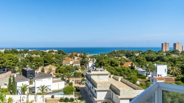 Квартира  с тремя спальнями на берегу моря в городе Dehesa de Campoamor 