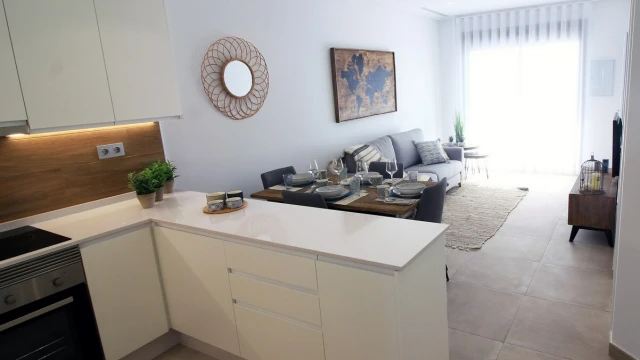 Угловое бунгало с собственным участком в жилом комплексе в Torre de la Horadada