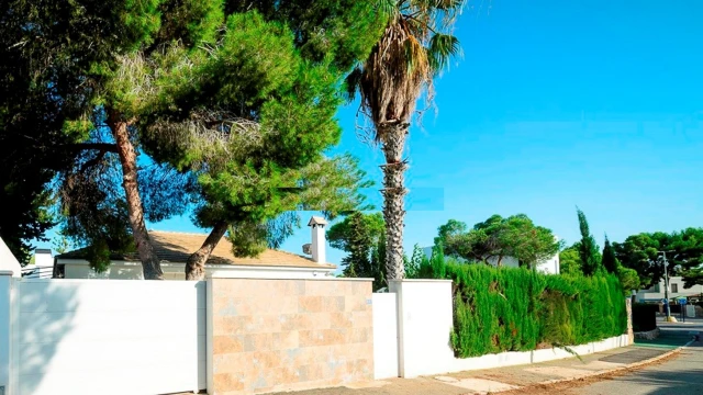 Вилла с тремя спальнями и бассейном в городе Dehesa de Campoamor 