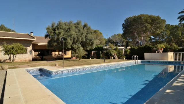 Дом с большим участком в городе Dehesa de Campoamor