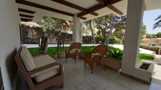 Вилла с большим участком рядом с морем в Dehesa de Campoamor