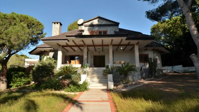 Вилла с большим участком рядом с морем в Dehesa de Campoamor