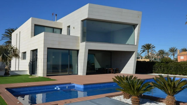 Вилла с великолепным видом на море на первой линии в Кабо Роиг