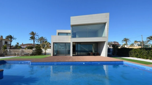 Вилла с великолепным видом на море на первой линии в Кабо Роиг