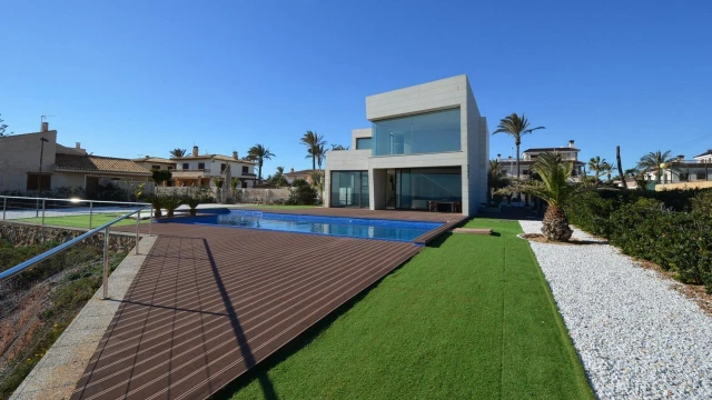 Вилла с великолепным видом на море на первой линии в Кабо Роиг