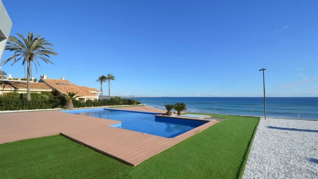 Вилла с великолепным видом на море на первой линии в Кабо Роиг