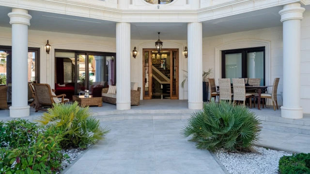 Впечатляющая вилла у моря в городе Dehesa Campoamor 