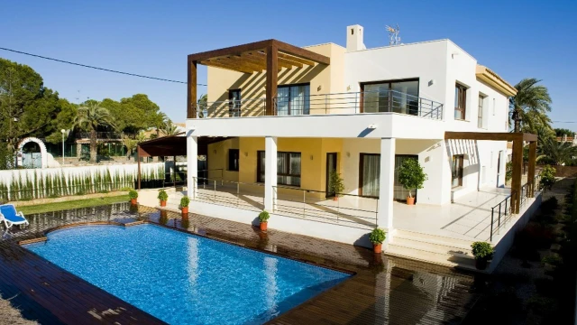 Современная вилла в 300 метрах от моря в городе Кабо Роиг