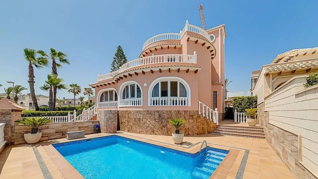 Уютная вилла возле моря с видом на море