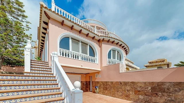 Уютная вилла возле моря с видом на море