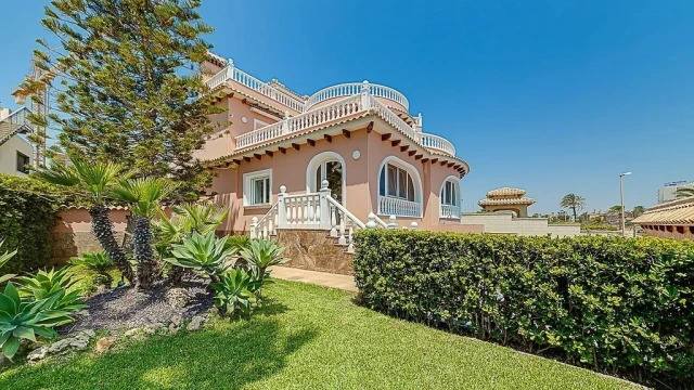 Уютная вилла возле моря с видом на море