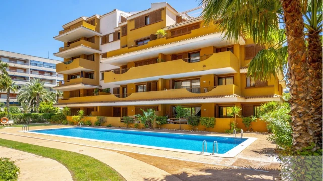 Квартира с двумя спальнями на берегу моря в городе Торревьеха