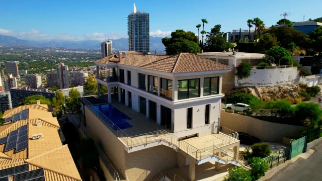 Роскошная вилла с видом на море в городе Бенидорм