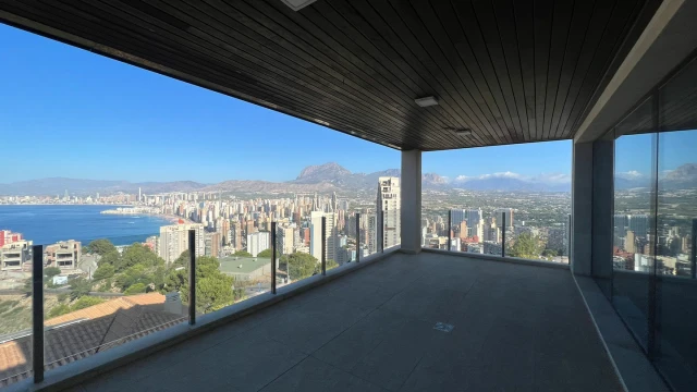 Роскошная вилла с видом на море в городе Бенидорм