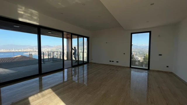 Роскошная вилла с видом на море в городе Бенидорм