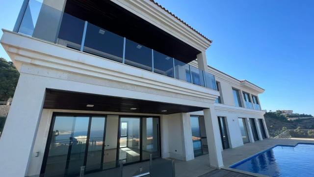 Роскошная вилла с видом на море в городе Бенидорм