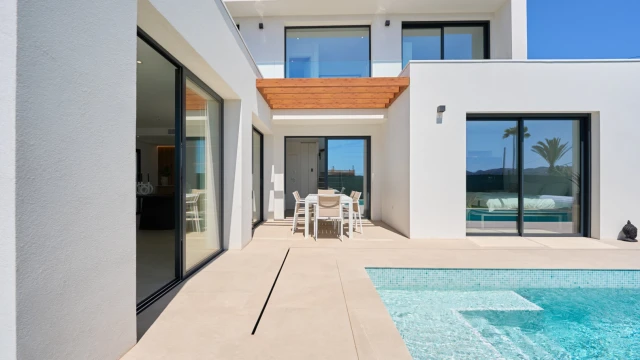 Новая вилла с видом на море в пригороде Бенидорма