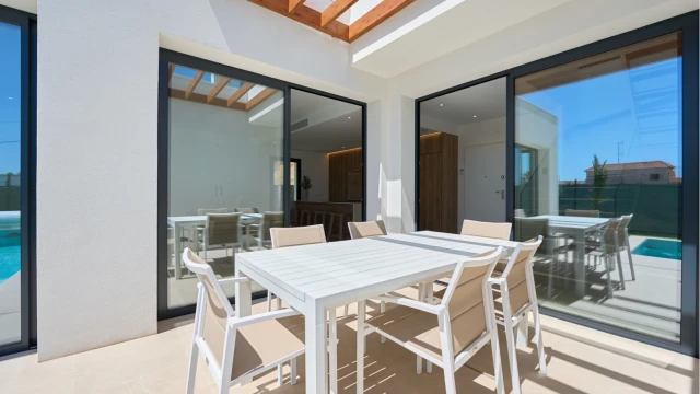 Новая вилла с видом на море в пригороде Бенидорма