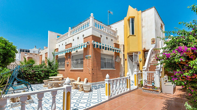 Comfortable townhouse in a gated urbanization with a swimming pool in Orihuela Costa - 1