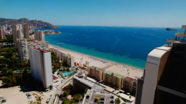 Комфортабельные апартаменты на берегу моря в городе Бенидорм