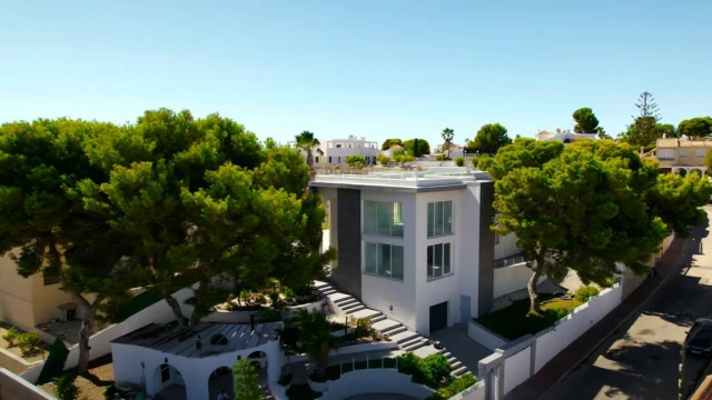 Шикарная вилла в районе Лос Балконес