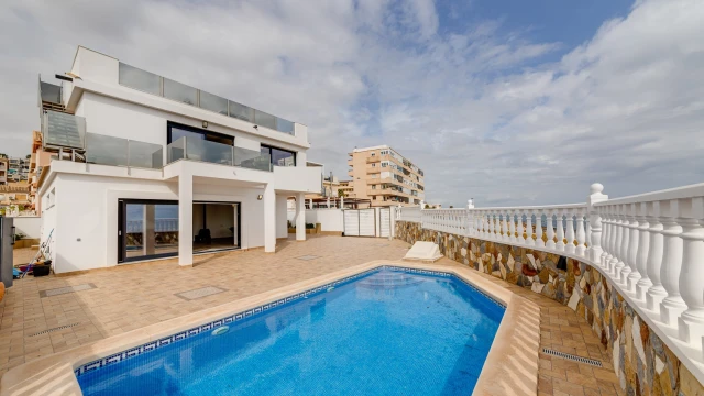 Эксклюзивная вилла на первой линии моря в Ла Мата