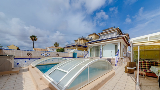 Villa in the popular La Zenia area in Orihuela Costa. - 12