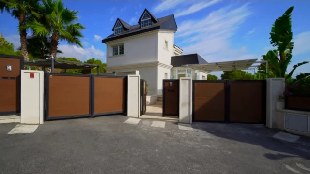 Luxury villa with sea and mountain views in the city of Polop