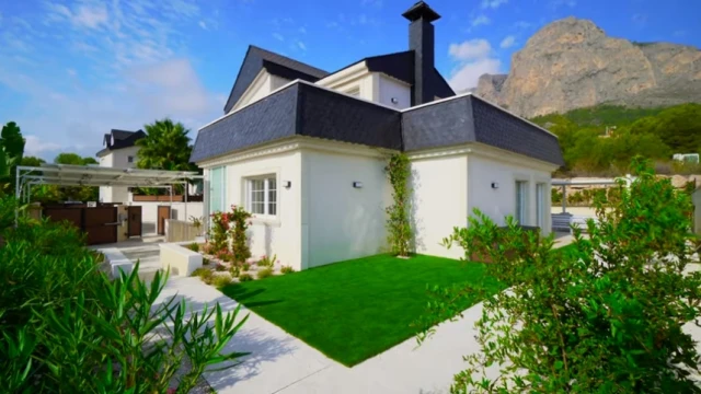 Luxury villa with sea and mountain views in the city of Polop