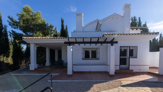 Дом с большим участком  и тремя спальнями в городе Fuente Alamo