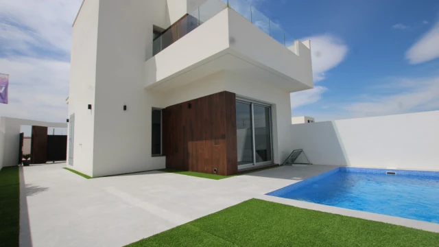 Вилла в современном стиле от застройщика на берегу Средиземного моря в Daya Vieja